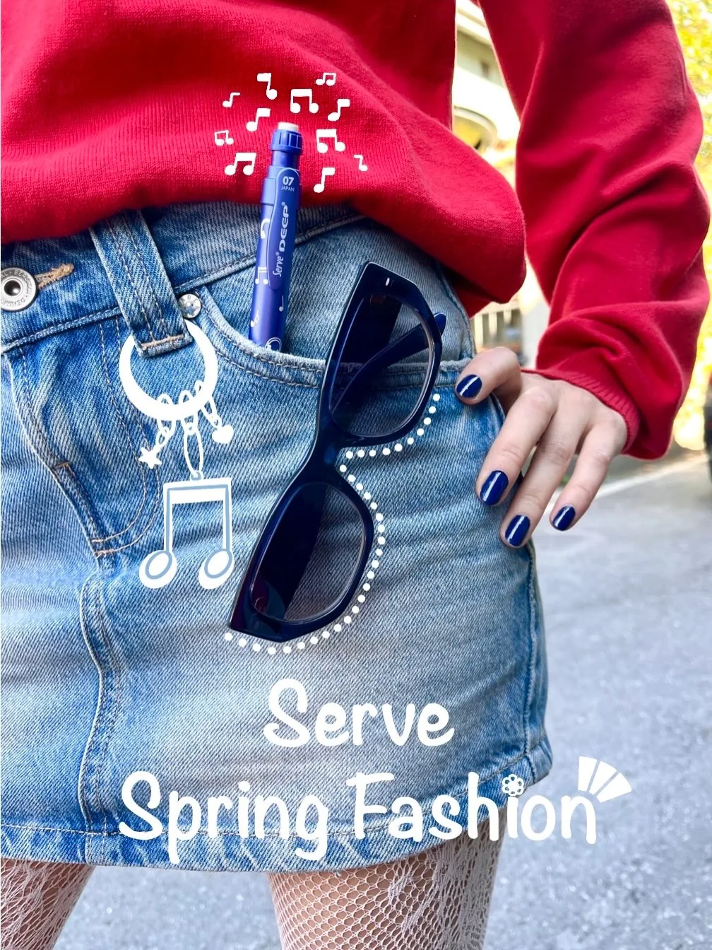 Kırmızı üst ve kot etek; cepte mavi Serve Deep, “Serve Spring Fashion”